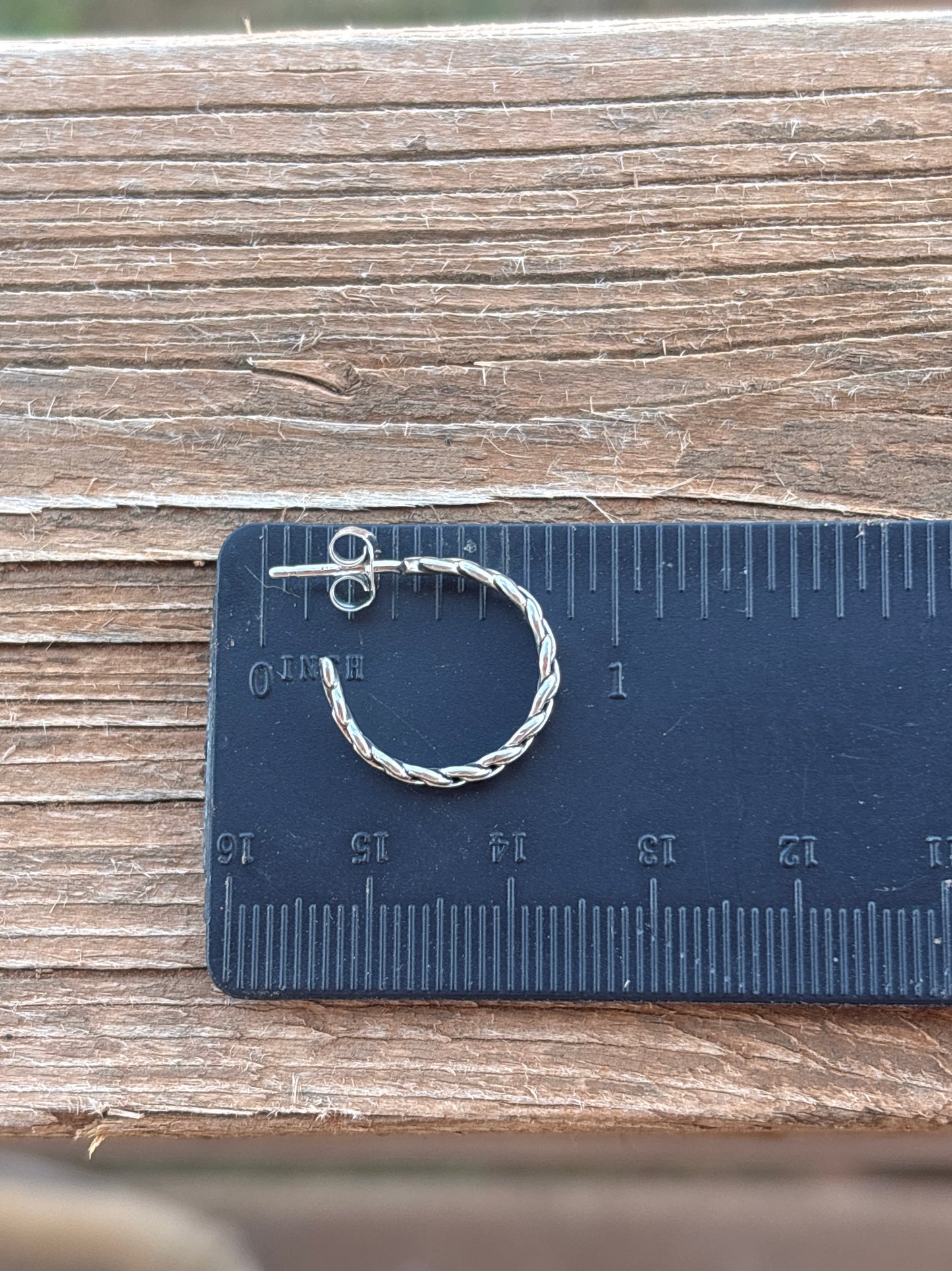 Elaine Tahe Small Hoop Earrings 20ESET