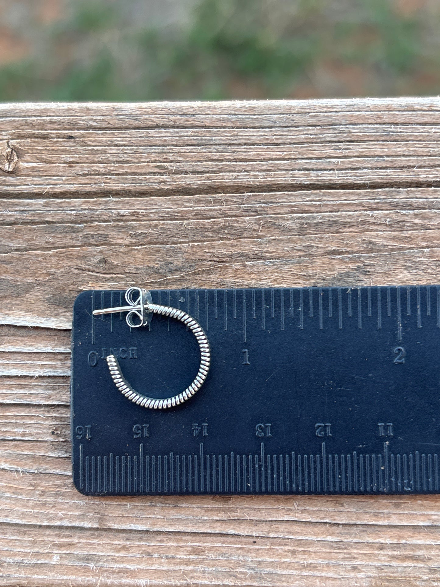 Elaine Tahe Small Hoop Earrings 21ESET